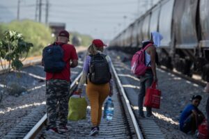 Cientos de migrantes varados esperan la reactivación de trenes para llegar a EEUU pese a endurecimiento de medidas de seguridad en México