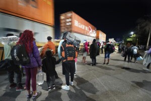 Cifra histórica de migrantes abordan trenes en México para llegar a frontera con EEUU