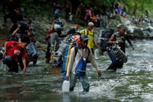 Colombiana que intenta cruzar el Darién asegura que huye de su país porque está “igual que Venezuela” y se lo reclamó a Gustavo Petro (+Video)