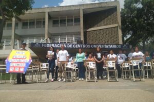 Con protesta de sillas vacías estudiantes de la UCV rechazan detenciones arbitrarias