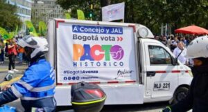 Conductor de carro con publicidad para Gustavo Bolívar dice que no puede hablar