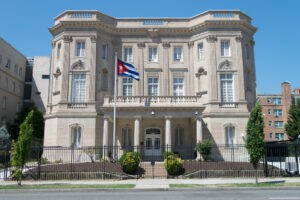 Cuba denuncia "ataque terrorista" contrra su embajada en Washington D.C.: "lanzaron dos cocteles molotov" - AlbertoNews
