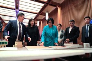 Delcy Rodríguez visitó empresa constructora de viviendas en China