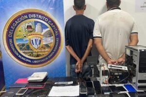 Detenidos dos hombres en Caracas por robo y cambio de seriales IMEI de teléfonos celulares