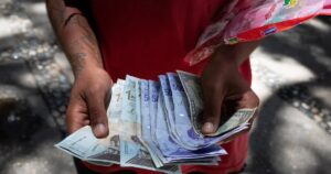 Devaluación en Venezuela: el bolívar perdió un 9,4% de su valor frente al dólar durante el mes de agosto