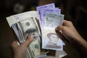 Dólar podría llegar a bs 55 para cierre de 2023, dijo Aaron Olmos