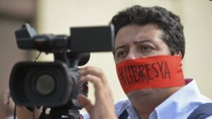 Dos medios locales en Colombia cierran sus noticieros ante graves amenazas de bandas criminales - AlbertoNews