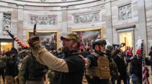 EE.UU. condena a 15 y 17 años dos líderes por asalto al Capitolio