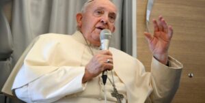 El Papa plantea un «derecho a no migrar» y pide integrar a quienes huyen de la miseria