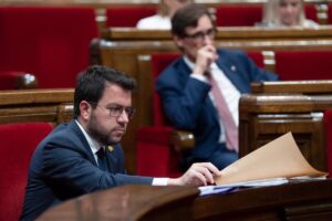 El Parlament avala condicionar la investidura de Sánchez al referéndum con el 'sí' de ERC y Junts