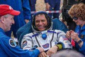 El astronauta Frank Rubio regresa a La Tierra despus de 371 das atrapado en el espacio