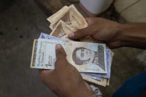 El bolívar perdió 9,4% de su valor frente al dólar en agosto, según cifras del BCV