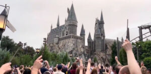 El emotivo homenaje a Michael Gambon en el parque temático de "Harry Potter" en Orlando (Video)