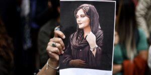 El espíritu de Mahsa Amini sigue vivo en Irán un año después de su muerte a manos de la Policía de la moral