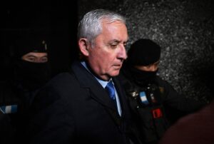 El expresidente de Guatemala Otto Prez Molina, condenado a 8 aos de prisin tras aceptar tres delitos en un caso de corrupcin que salpica a empresarios espaoles