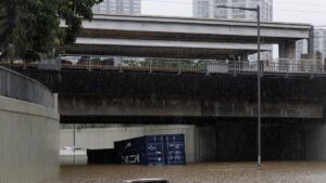 El mayor temporal en 140 años deja Hong Kong gravemente inundado