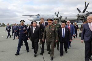 El ministro de Defensa ruso muestra a Kim Jong-un aviones estratgicos nucleares y misiles hipersnicos Kinzhal