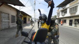 El narcocorrido llega a Ecuador como muestra del poder de la poderosa banda de traficantes Los Choneros