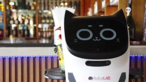 El primer robot mesero en Venezuela atrae clientes y sirve café a Maduro