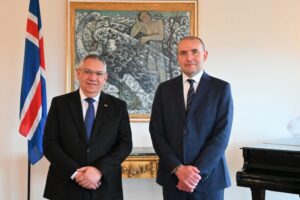 Embajador de Venezuela entrega credenciales ante el Presidente de Islandia