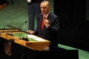 Erdogan ataca al colectivo LGTBIQ+ y reprende a la ONU por decorar con "sus colores" su sede al presentar los objetivos de desarrollo sostenible
