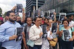 Estudiantes de la UCV junto a familiares de John Álvarez exigen su liberación