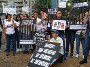 Familiares de presos políticos exigen el cierre de centros de tortura