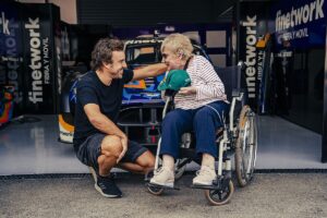 Fernando Alonso cumple el sueo de "la abuela ms famosa de Espaa"