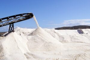 Gobernador anuncia exportación de tres mil toneladas de sal de Araya hacia Trinidad