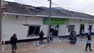 Grupo armado se lleva cajero de banco Agrario y ataca a la Policía - Otras Ciudades - Colombia