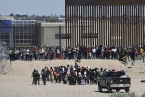 Guardia Nacional de EEUU disolvió un campamento improvisado que migrantes instalaron cerca del muro en frontera con México: “Estamos acorralados”