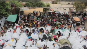 Haitianos que huyen de bandas armadas acampan en plaza principal de Puerto Príncipe