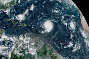 Huracán Lee bajó a categoría 4 pero se mantiene como una amenaza rumbo a las Antillas