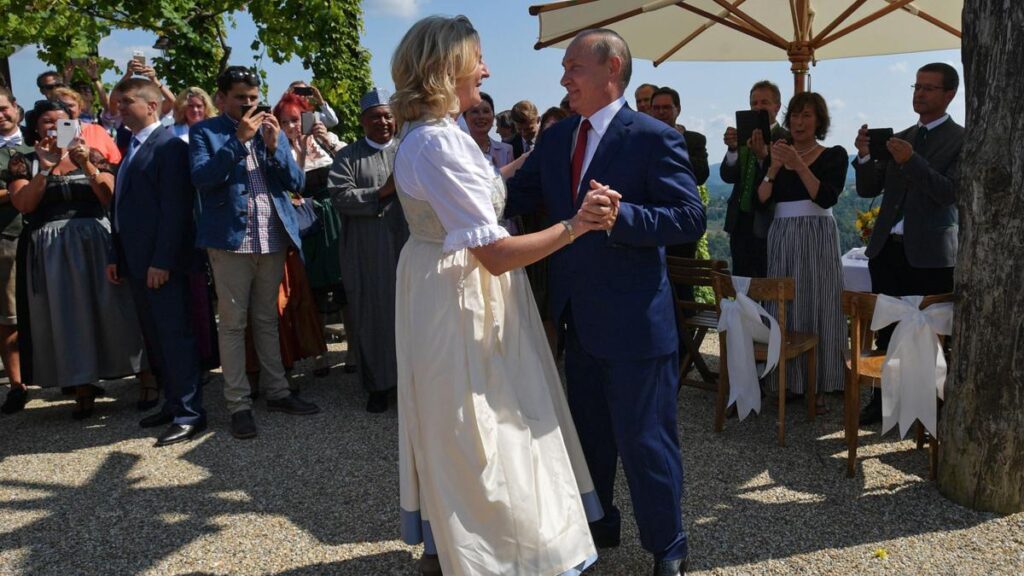 Karin Kneissl, la exministra austriaca que bailó con Putin en su boda, se muda a San Petersburgo en un avión militar ruso