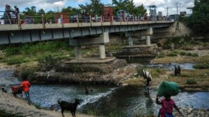 Dominicana suspende visas a Haití, amenaza con cerrar frontera si no cesa construcción de canal
