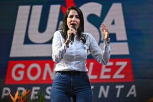 La candidata corresta invoca a Venezuela tras el sorpasso de Noboa