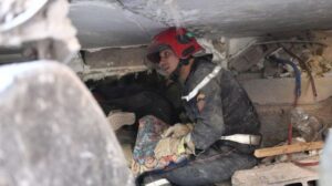 "La gente todavía está bajo las rocas": las desesperadas labores de rescate tras el devastador terremoto en Marruecos
