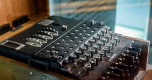 “La máquina Enigma puede considerarse un arma decisiva en el desarrollo de la Segunda Guerra Mundial”