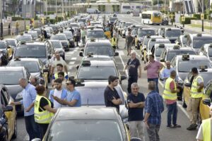 Los taxistas protestan contra la sentencia a Élite Taxi y anuncian movilizaciones para el 11S.