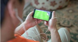 LaLiga sale a la caza de más de un millón de smartphones con apps piratas para ver el fútbol