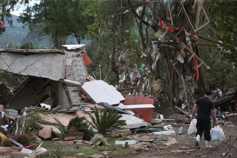 Las autoridades confirmaron 42 muertos y 46 desaparecidos por el ciclón extratropical que arrasó el sur de Brasil - AlbertoNews