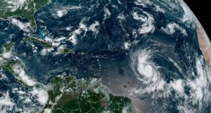 Lee se convirte en huracán en el centro del Atlántico