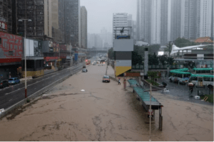 Lluvias récord provocan inundaciones y escenas caóticas en Hong Kong