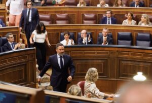 Los diputados de Vox abandonan el hemiciclo durante la intervención en gallego de un diputado del PSOE