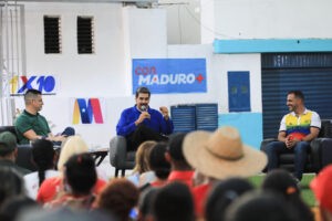 Maduro a los candidatos de oposición inhabilitados: "No te vistas que no vas"