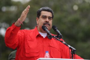 Maduro firma un acuerdo con China con la meta de enviar “la primera mujer u hombre” de procedencia venezolana a la Luna (+Video)