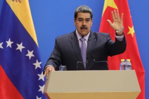 Maduro promete que venezolanos visitarán la Luna en nave espacial de China