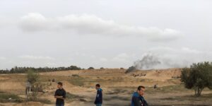 Manifestantes palestinos provocan una explosión en el muro de la frontera entre Israel y la Franja de Gaza