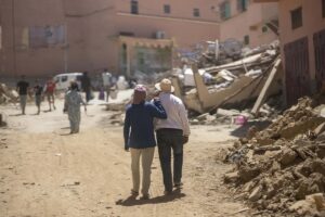 Marroquíes duermen en las calles por 3er día seguido tras sismo