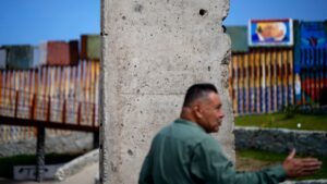 México coloca pedazos del muro de Berlín cerca de la frontera con EEUU a manera de mensaje